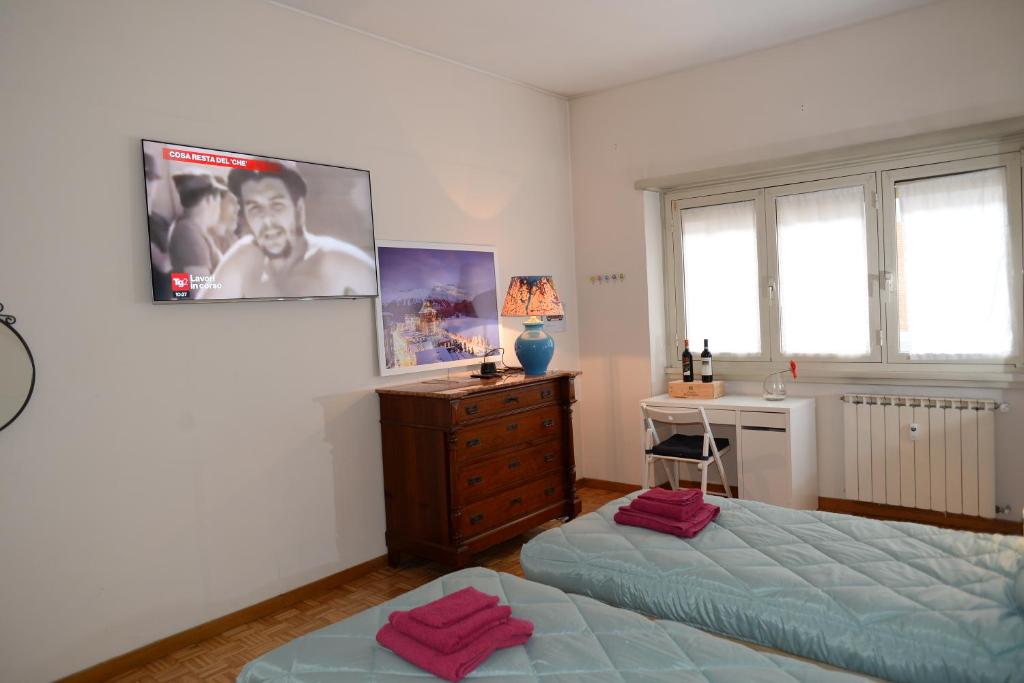Televízia a/alebo spoločenská miestnosť v ubytovaní Emilio's Home