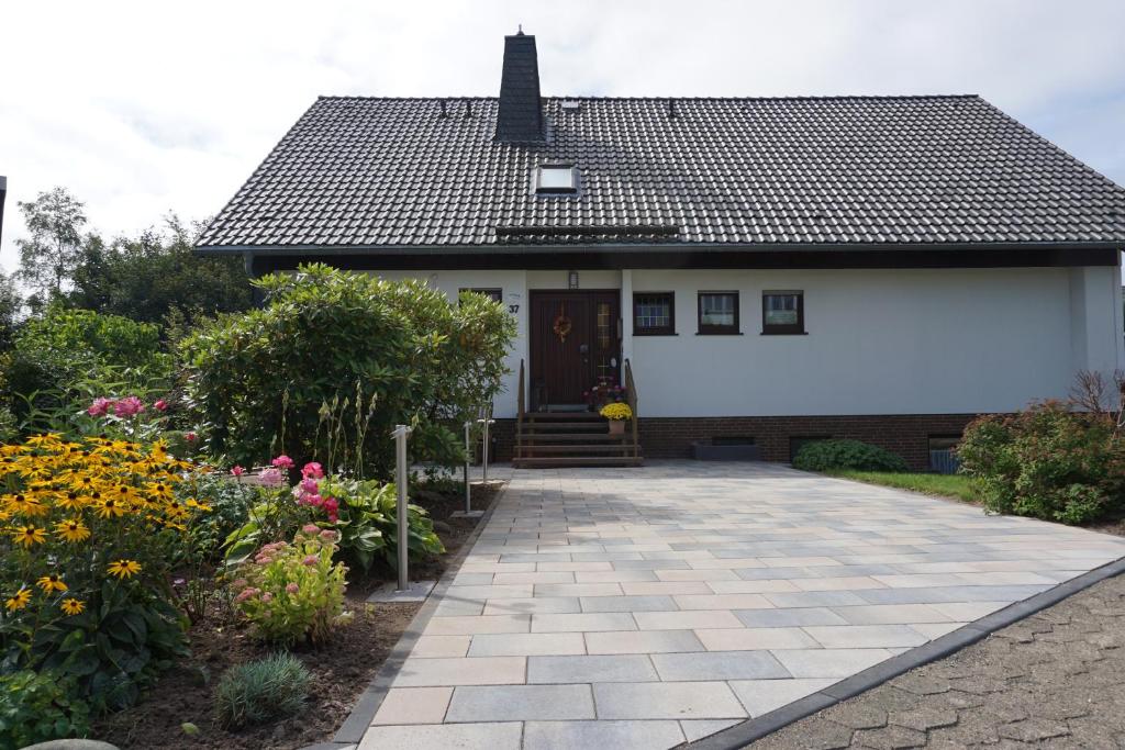 a house with a pathway leading to the front door at Ferienwohnung Hoher Weg in Clausthal-Zellerfeld