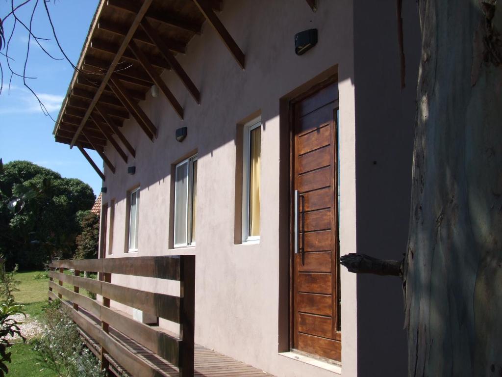 - Vistas laterales a una casa con puerta de madera en Cabañas Miramar en Miramar