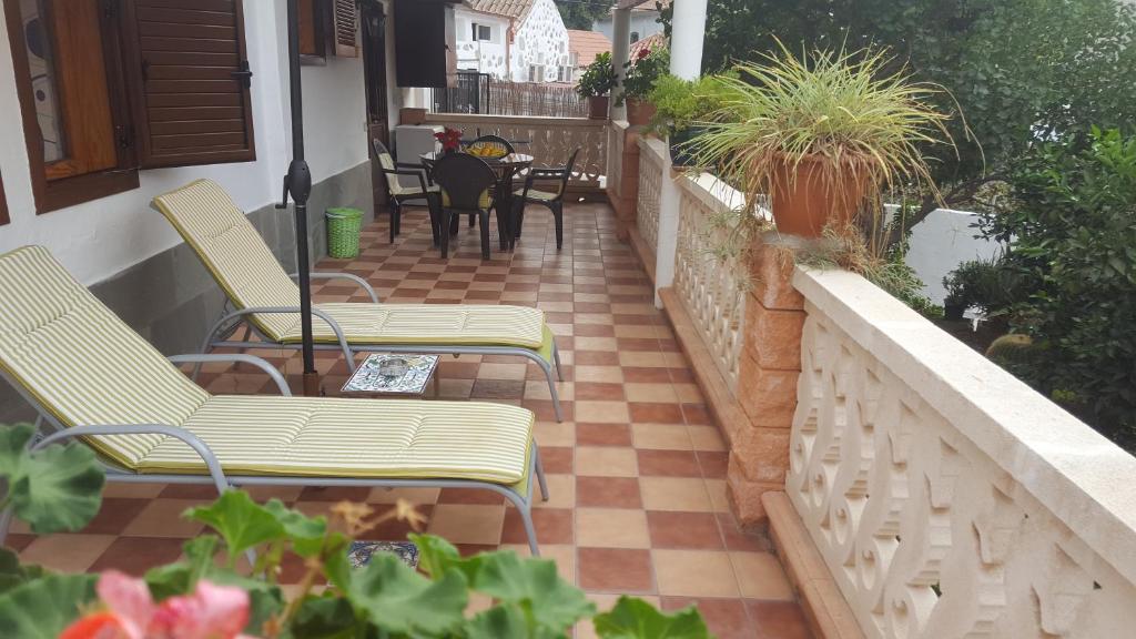 a patio with two chairs and a table on a balcony at Casa Reyes Fataga Apta Reyes in Fátaga