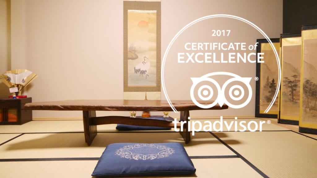 una mesa con un cartel que diga certificado de excelencia en Serendipity at Kyoto, en Kioto