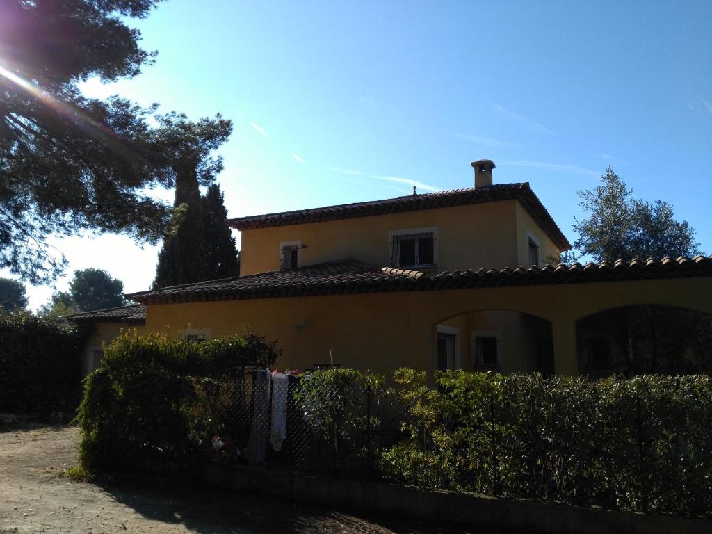 une maison jaune avec une clôture devant elle dans l'établissement Appartement Ds Villa Terre Blanche, à Sanary-sur-Mer
