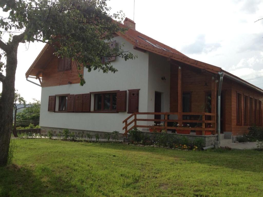 Eszter Guesthouse - Housity