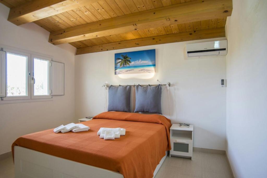 ノート・マリーナにあるFèdeli House Seaのベッドルーム1室(ベッド1台、タオル2枚付)