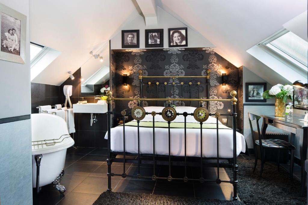 
Top Floor Room with Bathtub
