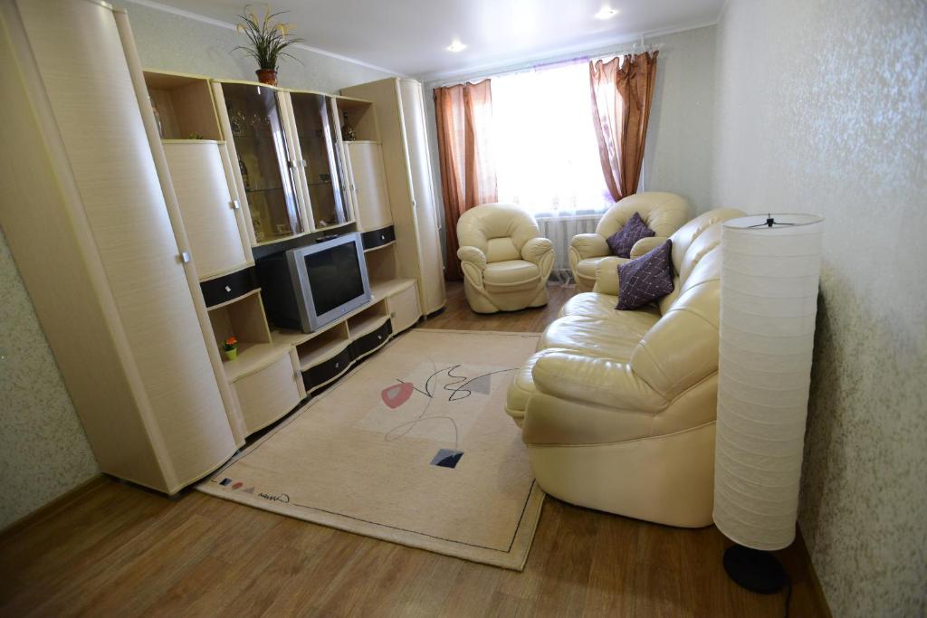 ブリャンスクにあるкомфортная квартираのリビングルーム(ソファ、テレビ付)