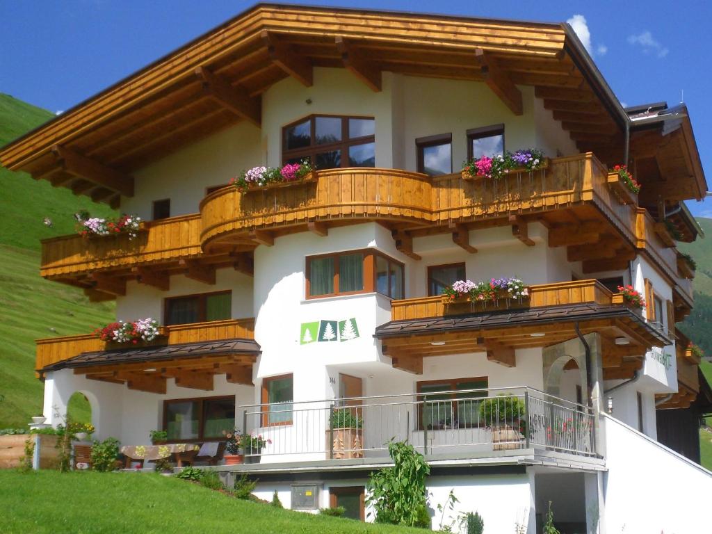 un edificio con balconi e fiori di Grünwaldhof a Tux