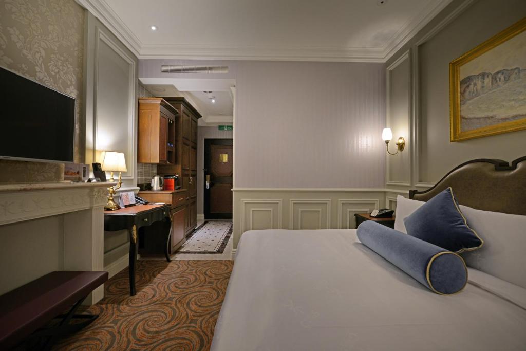 Postel nebo postele na pokoji v ubytování Golden Tulip RS Boutique Hotel-Tainan