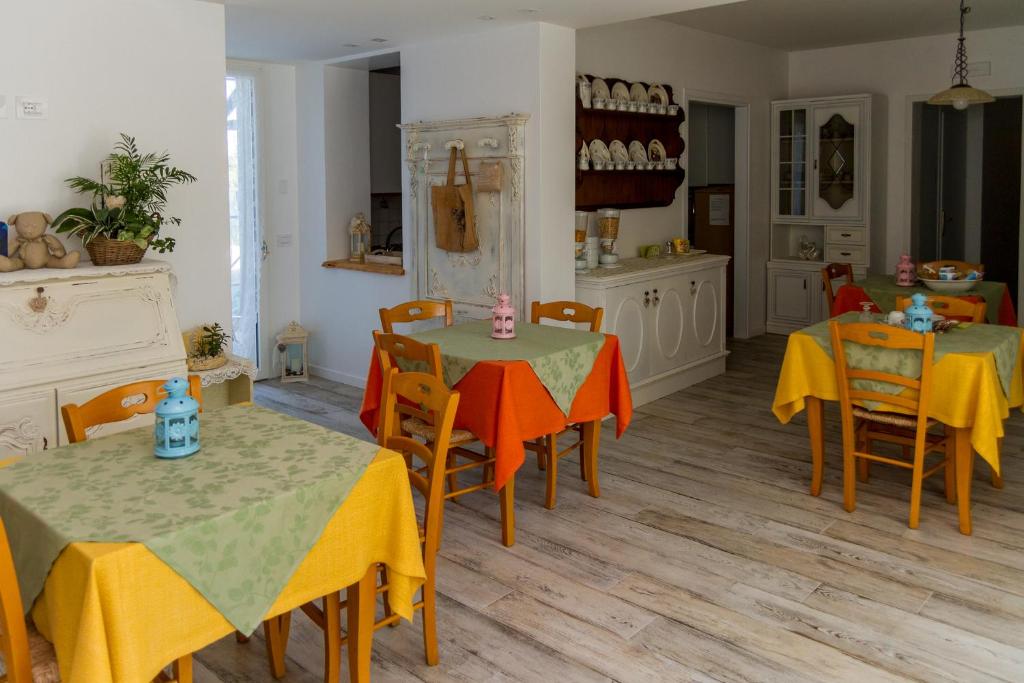 ポンツァーノ・ヴェネトにあるB&B La Rinascitaのキッチン、ダイニングルーム(テーブル2台、椅子付)