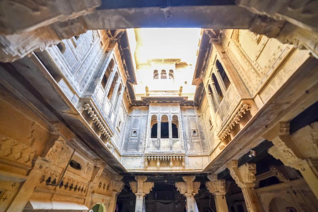 una vista desde el techo de un edificio con columnas en Hotel Suraj, en Jaisalmer