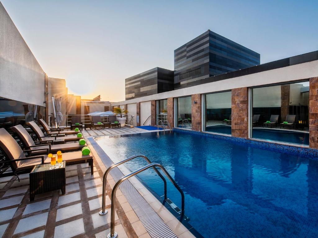 Bazén v ubytování Golden Tulip Doha Hotel nebo v jeho okolí