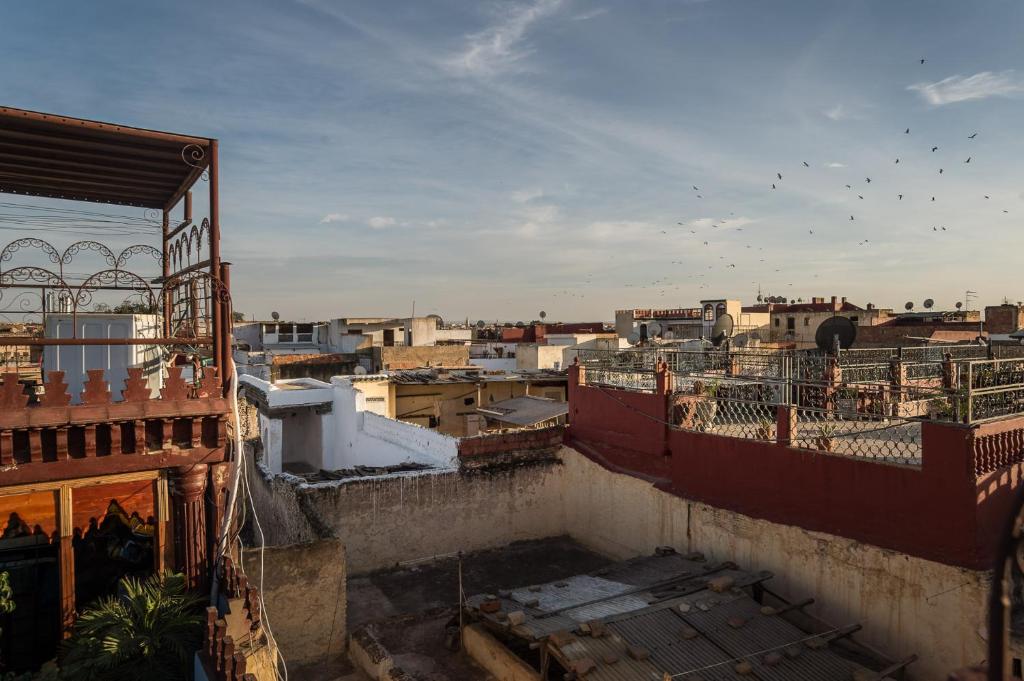 Nespecifikovaný výhled na destinaci Meknes nebo výhled na město při pohledu z riadu