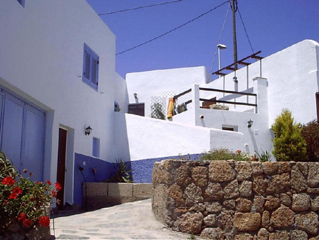 un edificio con paredes blancas y una pared de piedra en Casapancho 1 y 2 - Casa Rural - Fasnia - Tenerife, en Fasnia