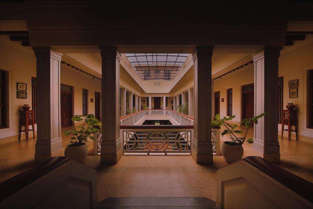 Posezení v ubytování Visalam Chettinad Palace - A CGH Earth Experience