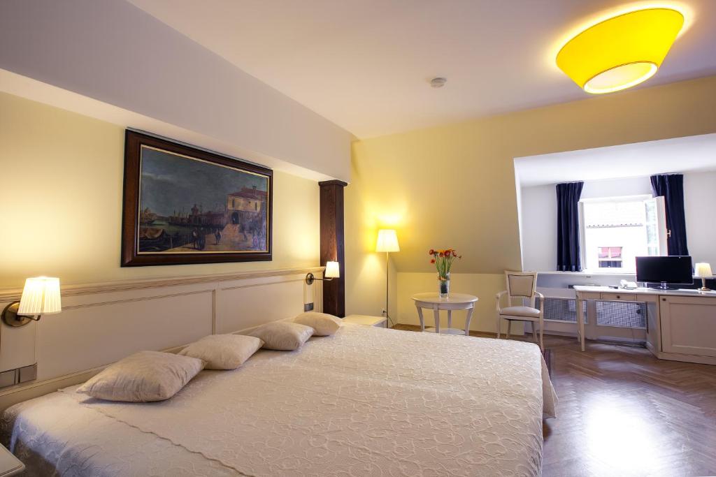 Postel nebo postele na pokoji v ubytování Tyn Yard Residence