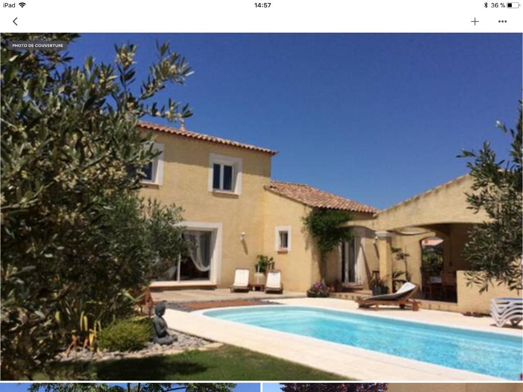 uma casa com uma piscina em frente em Le Claouraous calme em Canet
