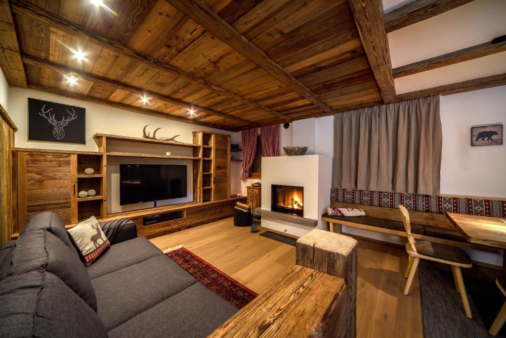 sala de estar con sofá y chimenea en Chalet Flierer en Rodengo