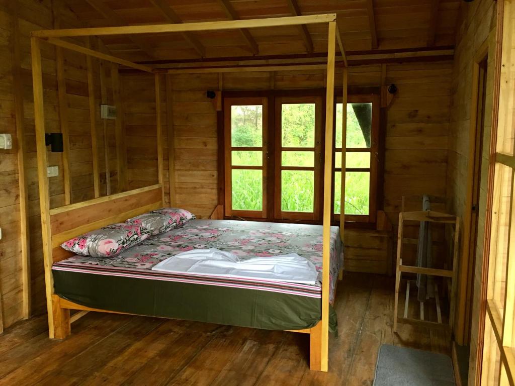 Postel nebo postele na pokoji v ubytování Seasons Four Eco Friendly Treehouse