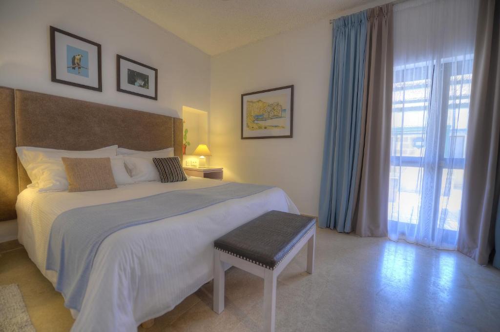 Postel nebo postele na pokoji v ubytování Hotel Ta' Cenc & Spa