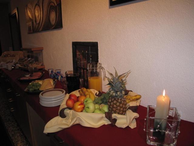 un tavolo con un piatto di frutta e una candela di Haus Leo a Kappl