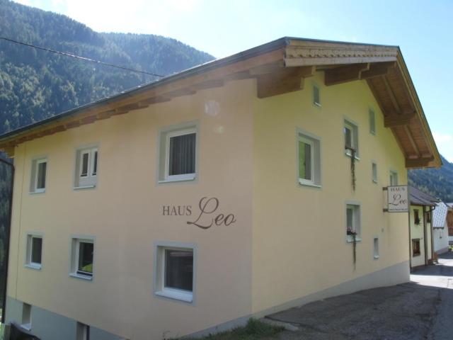 Un edificio con le parole che c'è scritto su eq di Haus Leo a Kappl