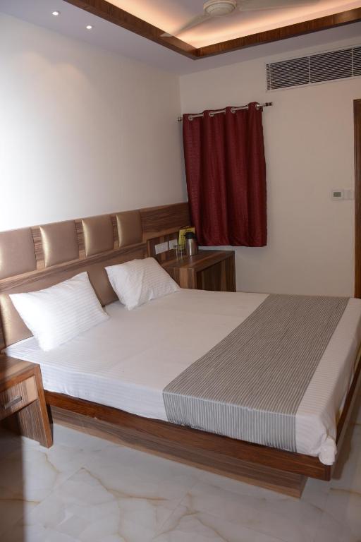 Postel nebo postele na pokoji v ubytování Hotel Golden Oasis - NEAR NEW DELHI RAILWAY STATION