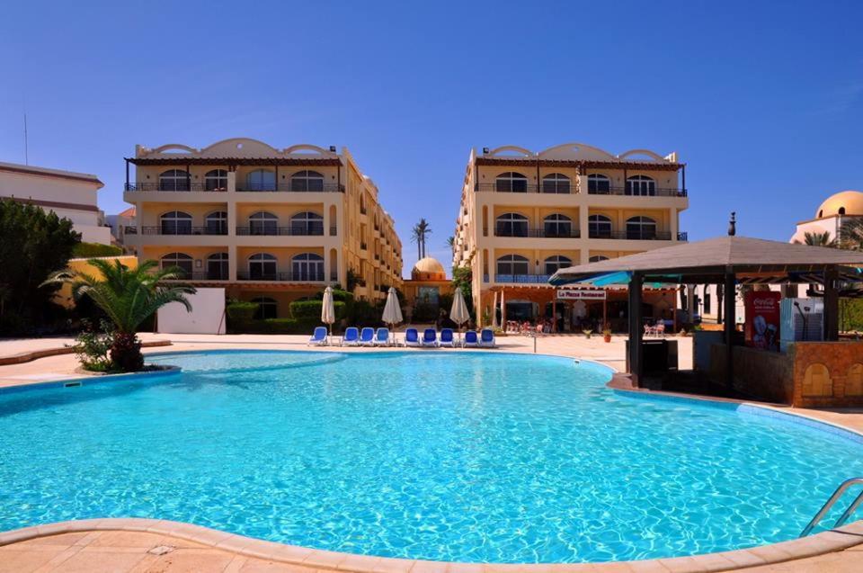Bazén v ubytování Palm Beach Piazza Apart hotel Sahl Hasheesh nebo v jeho okolí