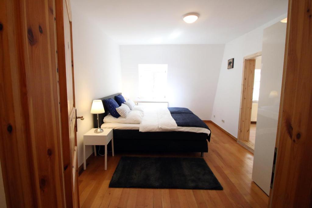 
Studio with Kingsize Bed and Queensize Bed (annex) 2.OG
