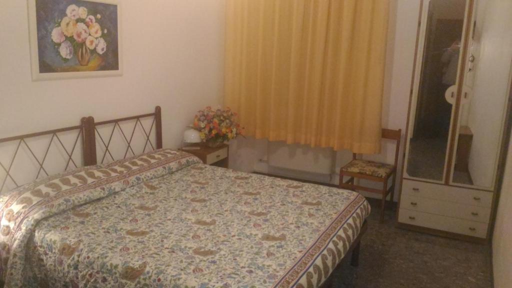 A bed or beds in a room at Pensione Delfino Azzurro