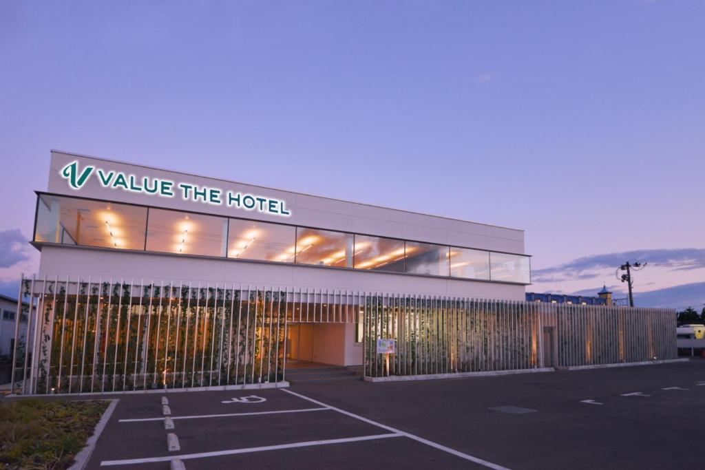 un edificio con un cartel que dice valor al hotel en Value The Hotel Sendai Natori, en Natori