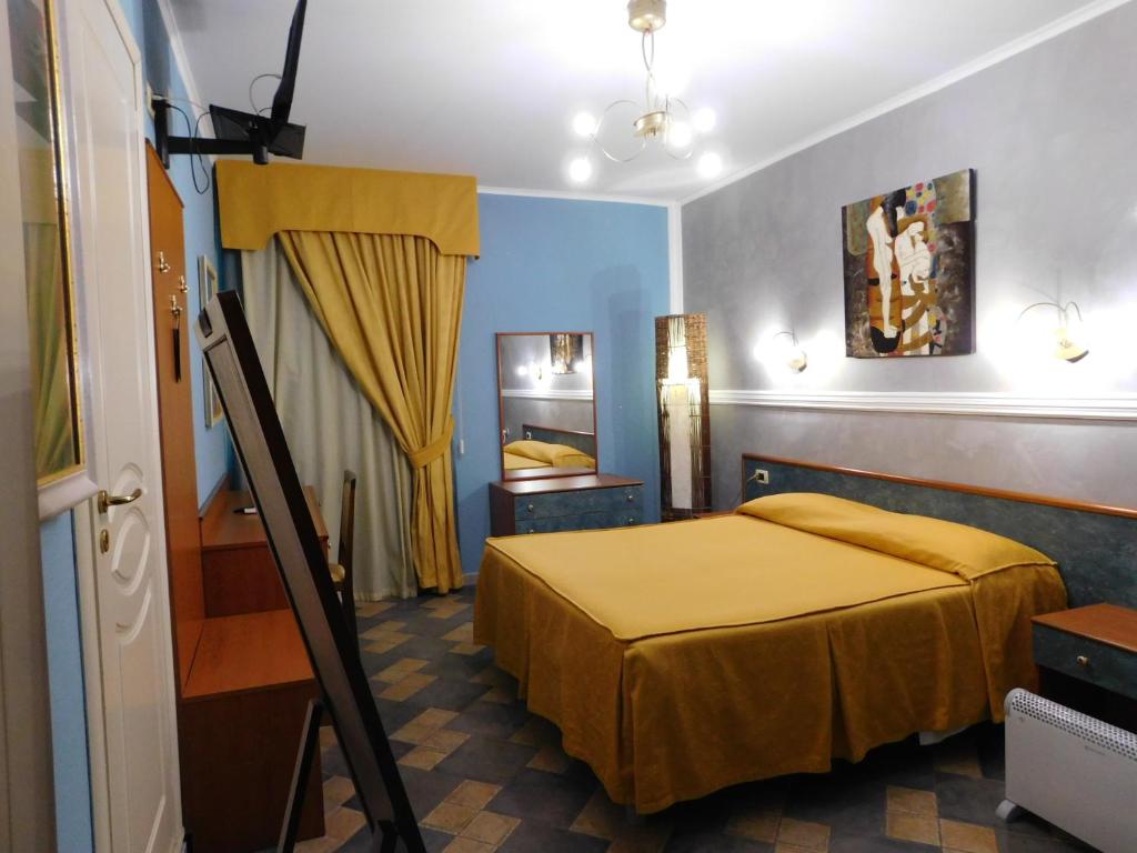 a hotel room with a bed and a mirror at Hotel Blumentag in Paola