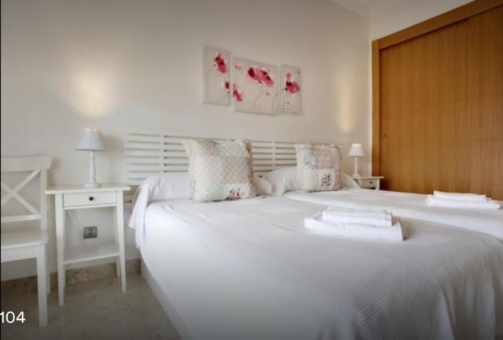 Łóżko lub łóżka w pokoju w obiekcie Apartamento familiar con JARDIN y TERRAZA Privada
