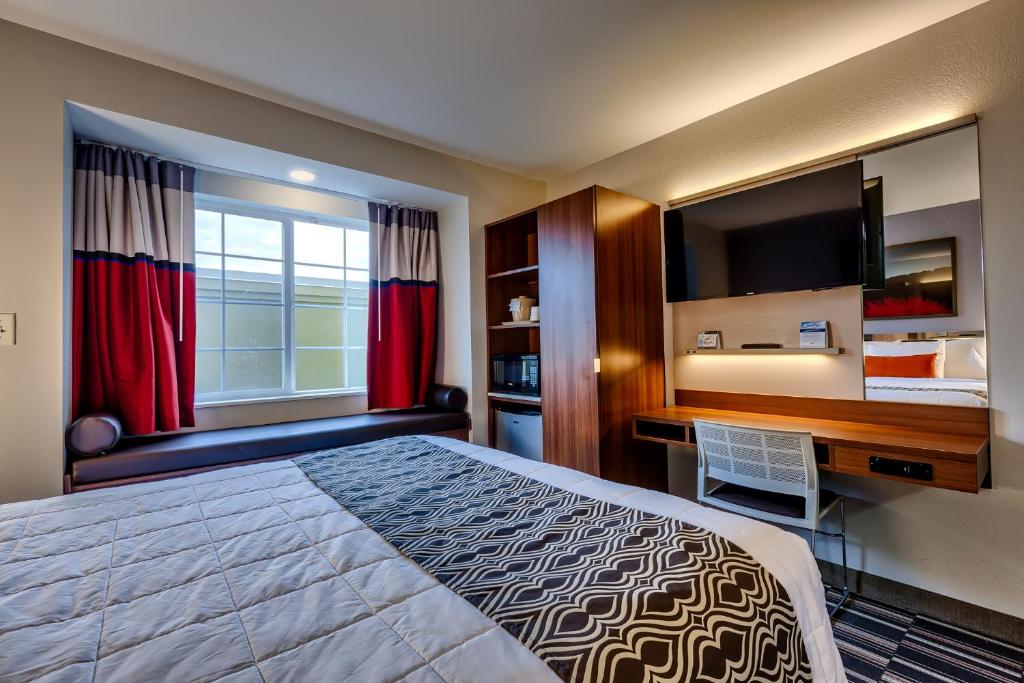 Postel nebo postele na pokoji v ubytování Microtel Inn & Suites by Wyndham Niagara Falls