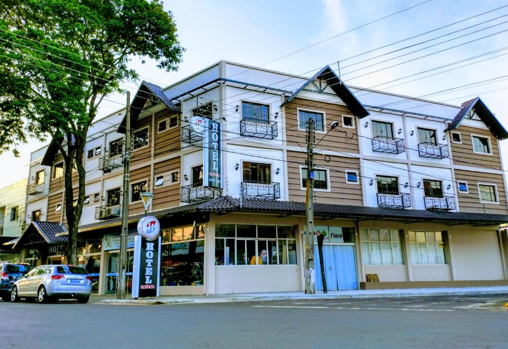 un gran edificio en la esquina de una calle en Hotel Gaucha, en Guaíra