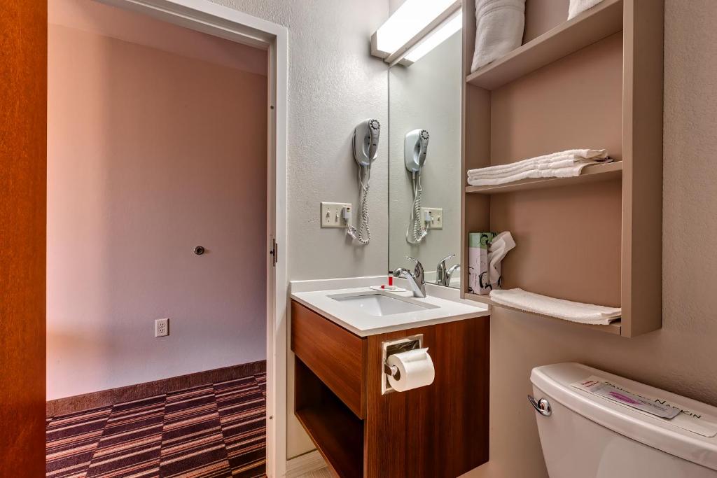 Koupelna v ubytování Microtel Inn & Suites by Wyndham Niagara Falls