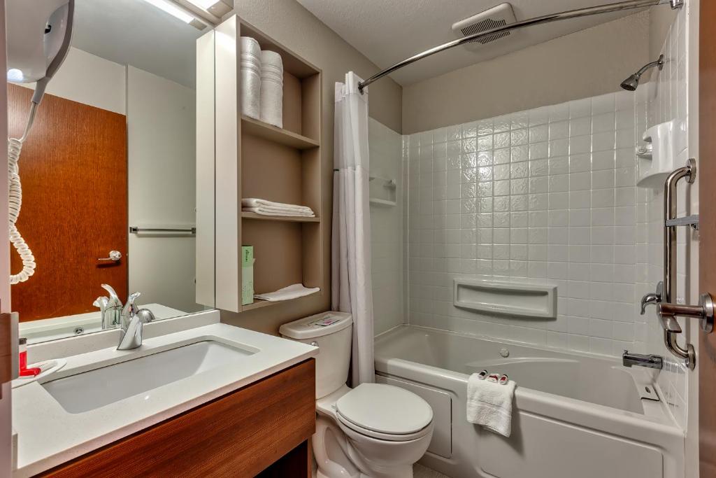 Koupelna v ubytování Microtel Inn & Suites by Wyndham Niagara Falls