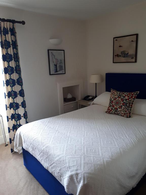 Postel nebo postele na pokoji v ubytování Bridgend Hotel