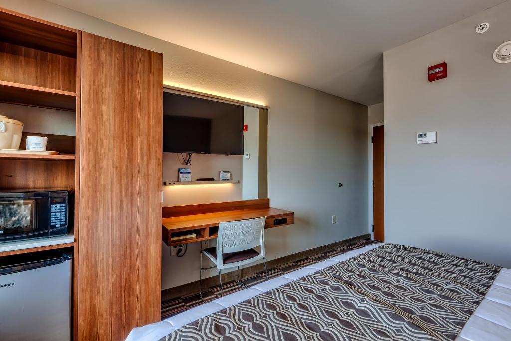Postel nebo postele na pokoji v ubytování Microtel Inn & Suites by Wyndham Niagara Falls