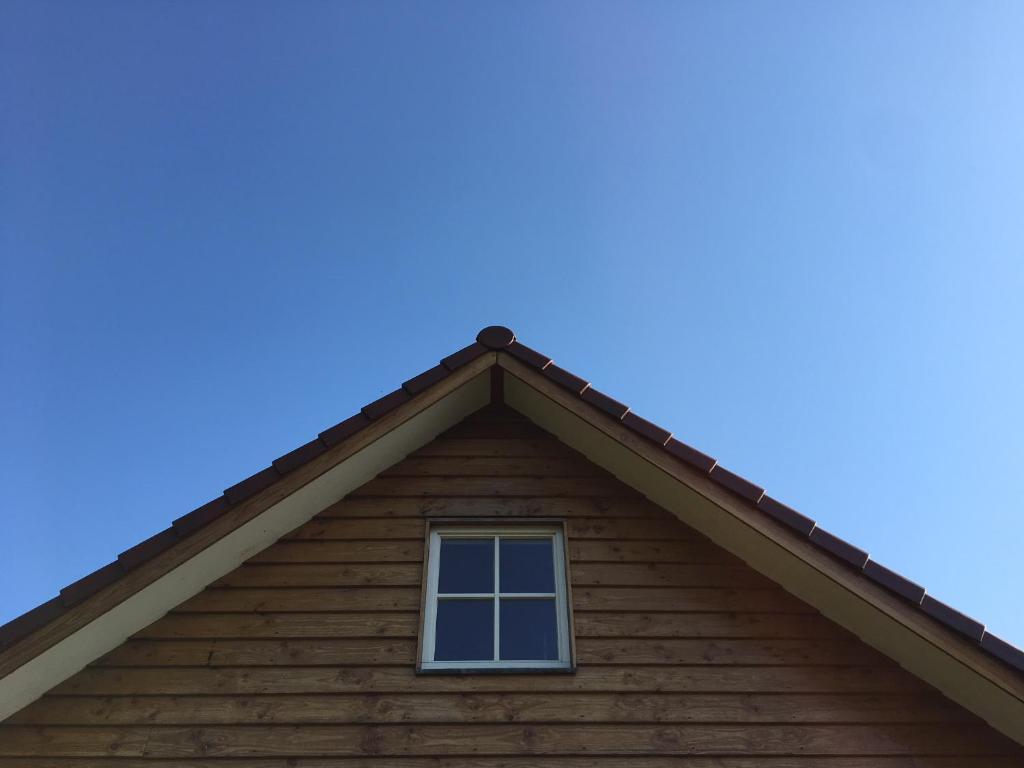 un techo de una casa con ventana en Zweeds vakantiehuis 200 m2 in scandinavische stijl, en Drempt