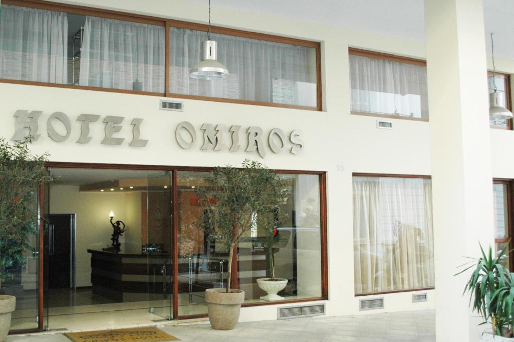 uma entrada do hotel com uma placa no lado de um edifício em Omiros Hotel em Atenas