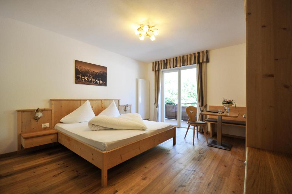A bed or beds in a room at Hotel Weiss