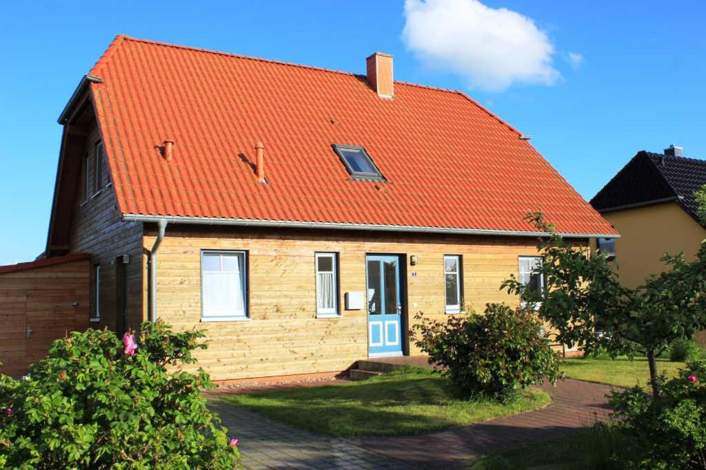 an orange roofed house with an orange roof at Ferienwohnung in Gustow in Gustow
