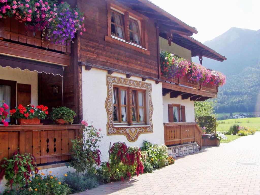 een huis met bloemen erop bij Ferienwohnungen mit Bergblick in Inzell