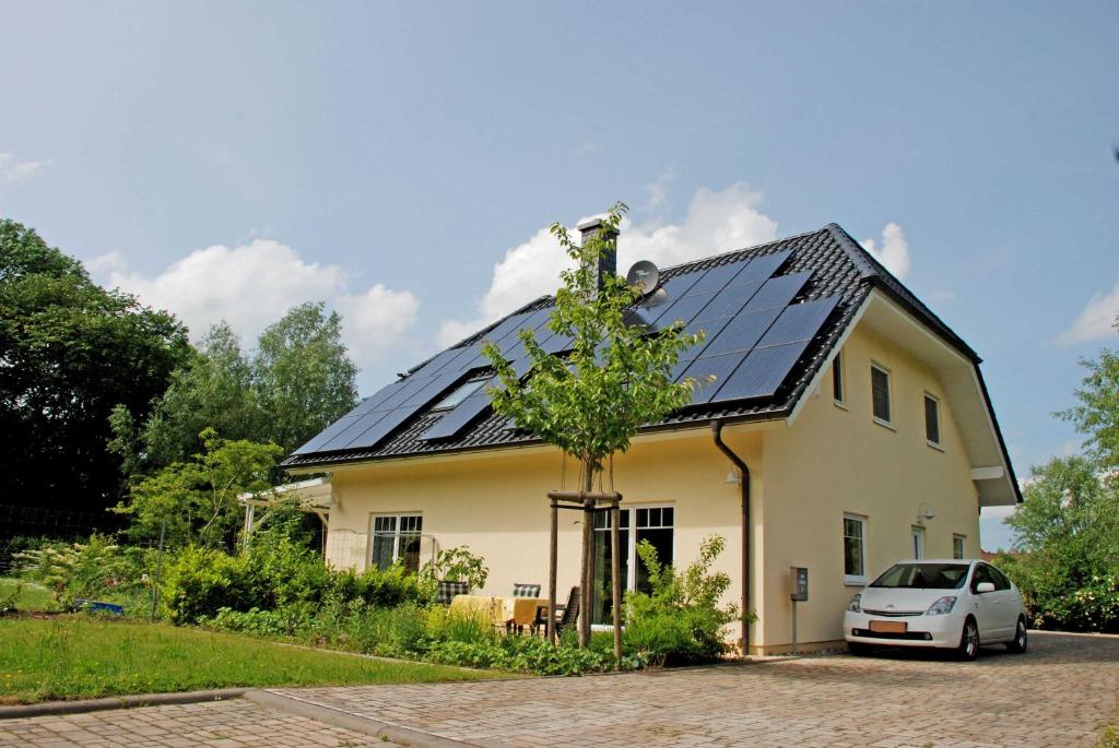 Poseritzにあるsehr schoene Ferienwohnung in Poseの屋根に太陽光パネルを敷いた家
