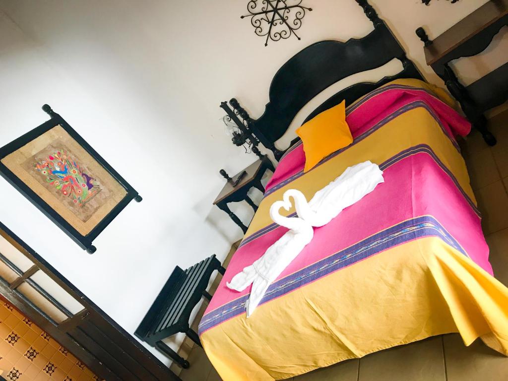 Postel nebo postele na pokoji v ubytování Hotel Villa de Flores
