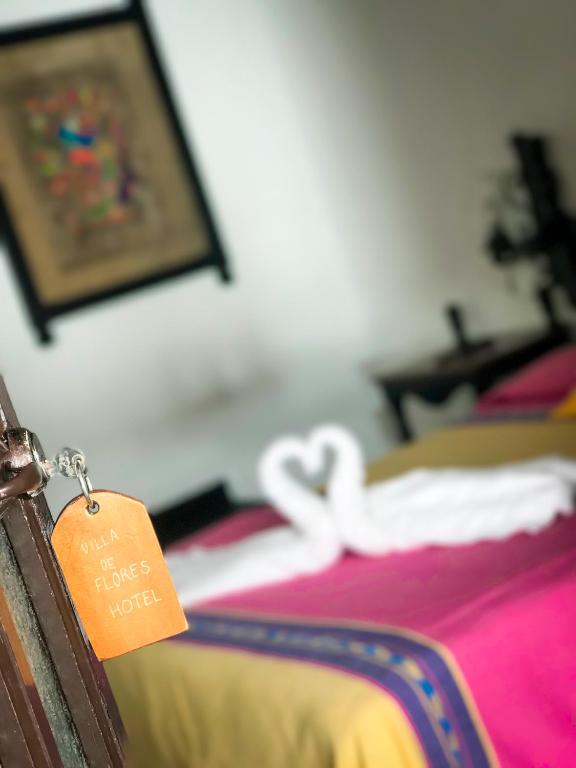 Postel nebo postele na pokoji v ubytování Hotel Villa de Flores