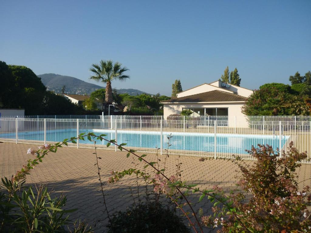 uma piscina com uma cerca à volta em Les Jardins Du Golf – Mandelieu em Mandelieu-la-Napoule