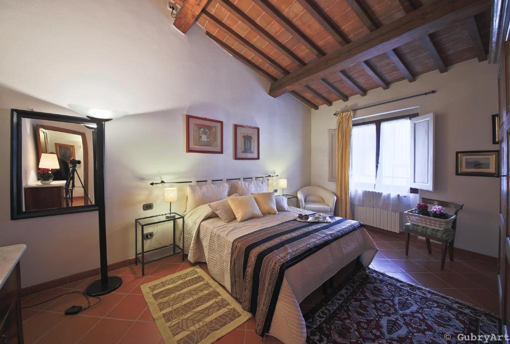 een slaapkamer met een bed en een groot raam bij San Frediano House in Florence