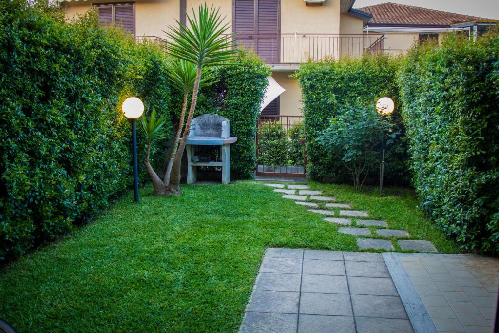 マスカリにあるPrato del Mareの青い椅子と生垣のある庭園