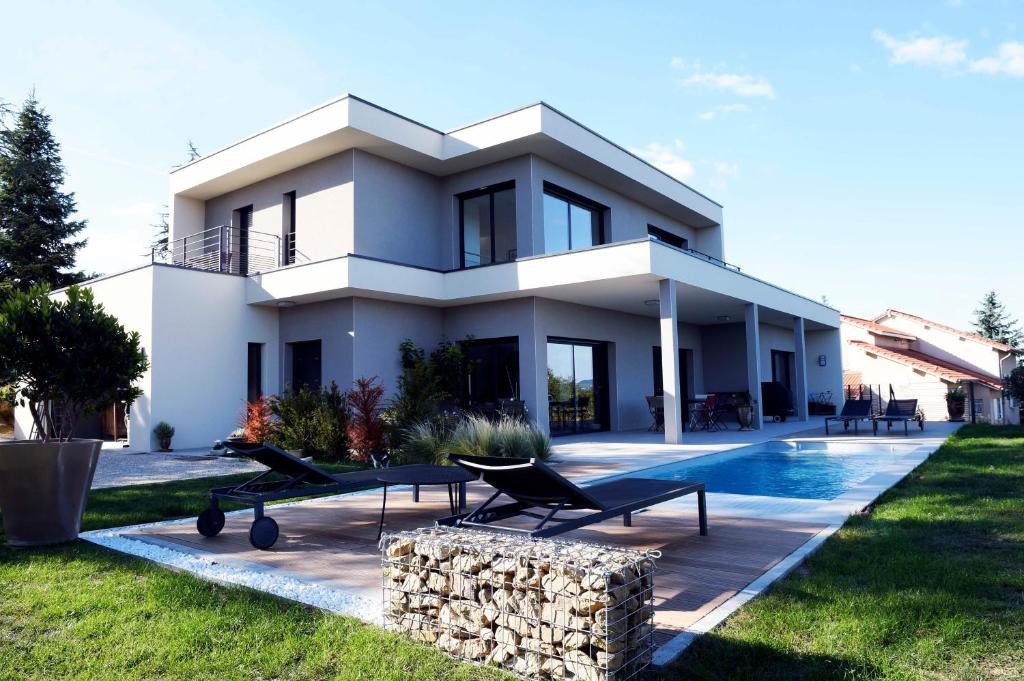 una casa blanca con piscina frente a ella en Maison Canopée, en Saint-Genis-les-Ollières